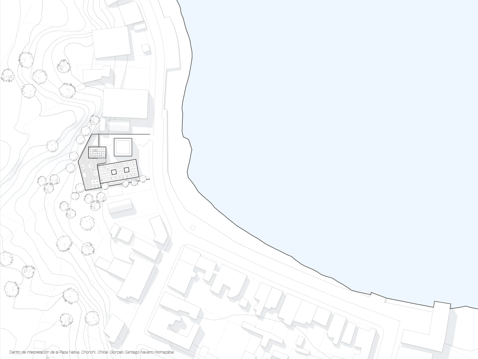 Plano de emplazamiento del conjunto sobre la costanera, con el borde costero y la trama de la ciudad