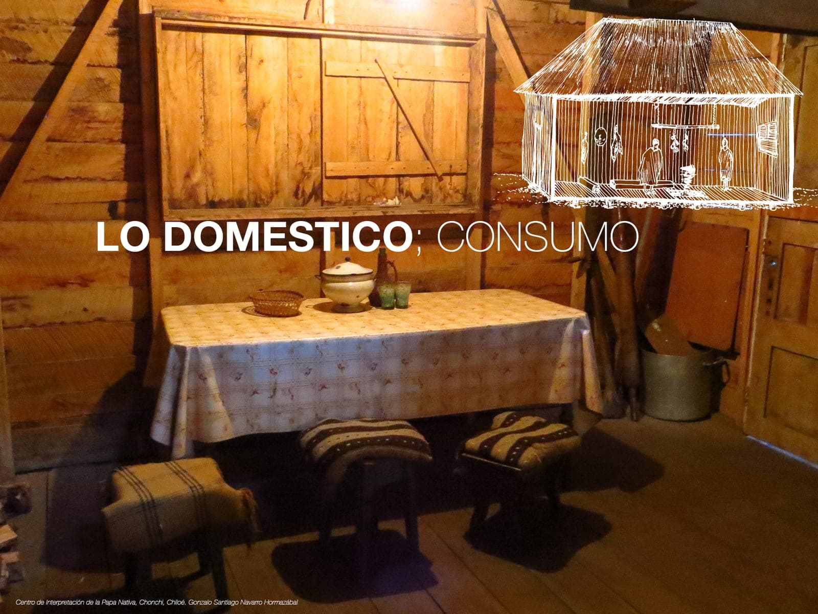 Interior de una cocina chilota con mesa y fogón, bajo el título «lo doméstico: consumo»